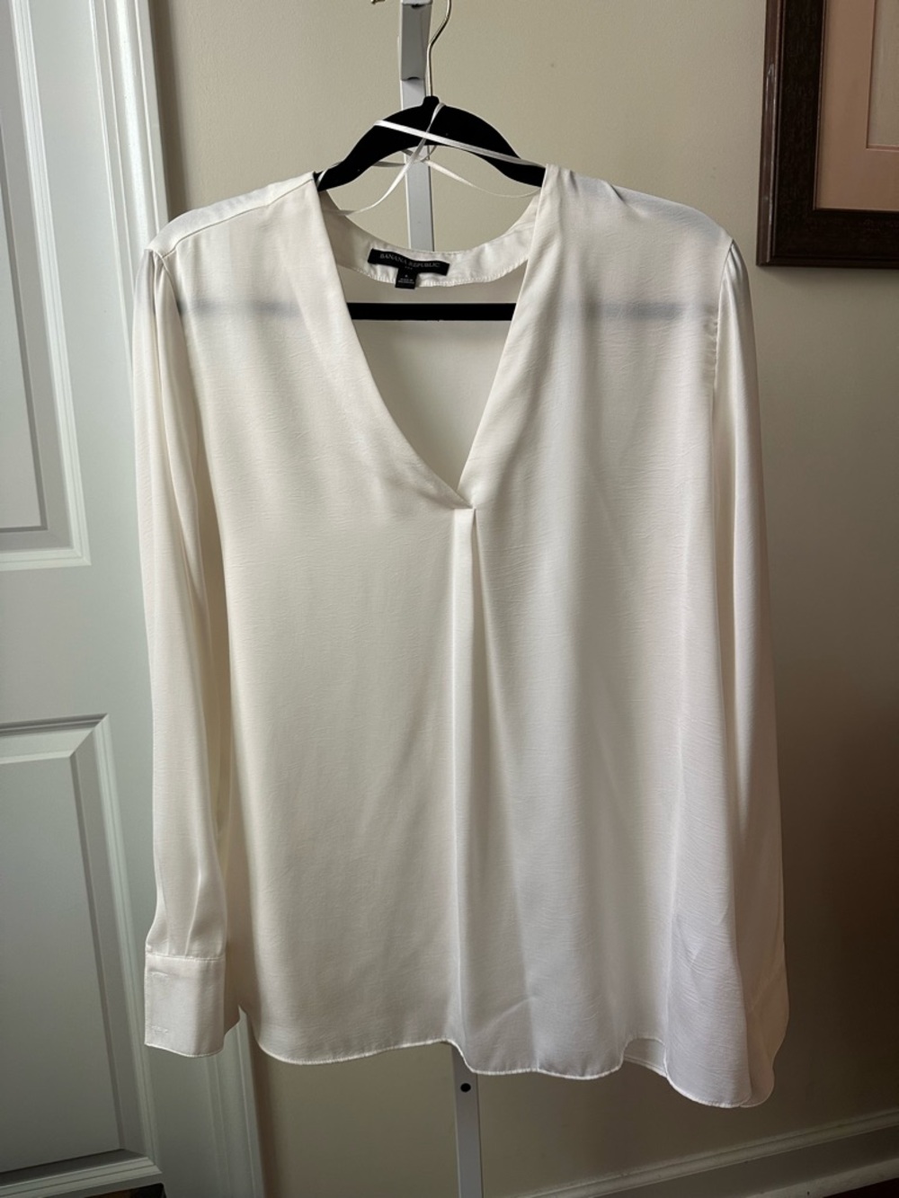 Banana Republic Ivory V-Neck Long Sleeve Blouse